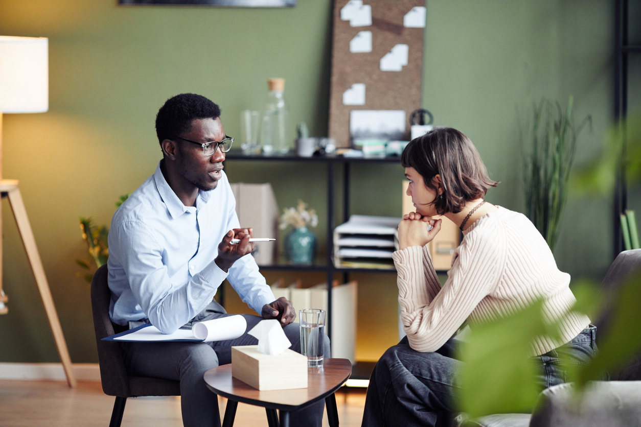 woman talking to her male therapist.